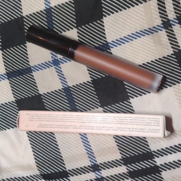 Morphe Filter Effect Soft Radiance Concealer in Deep 48 (Neutral) - Picture 3 of 4